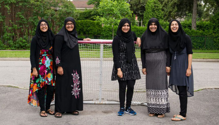 این پنج خواهر مسلمان در تورنتو هاکی بازی می‌کنند و به جنگ کلیشه‌ها می‌روند