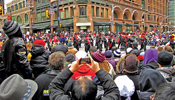 نیم میلیون نفر در رژه بزرگ بابانوئل‌ها این یکشنبه در تورنتو