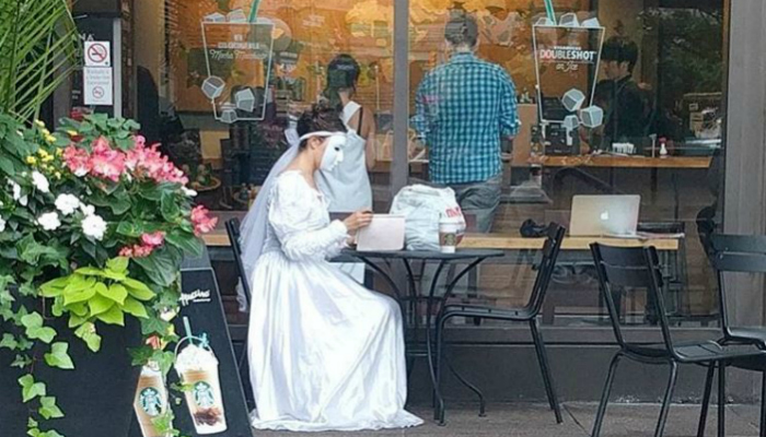 پرسه‌های عروس نقابدار در خیابان‌های تورنتو
