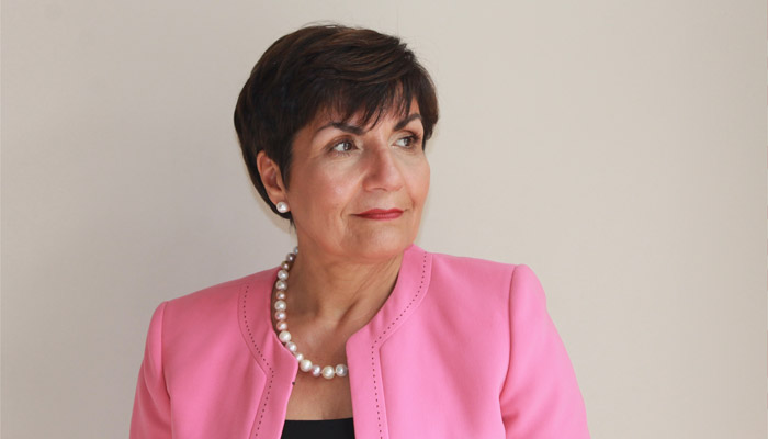 خانم ژینا (پروانه) کُدی استاد مهاجر ایرانی در دانشگاه کنکوردیا نشان افتخار کانادا گرفت