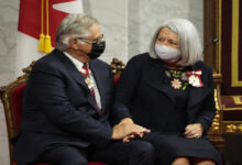 Photo of خانم مری سیمون امروز با ادای سوگند رسما نخستین فرماندار کل بومی کانادا شد