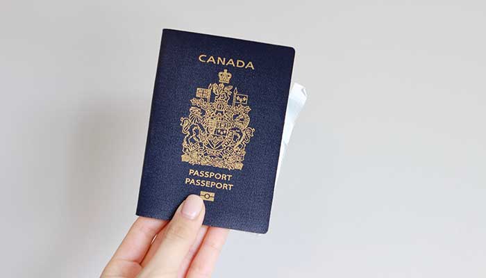 Photo of کانادا هفتمین گذرنامه قدرتمند دنیا را دارد و با آن می‌توانید به ۱۸۵ کشور دنیا بدون ویزا سفر کنید