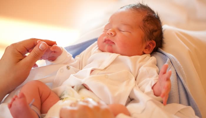 Photo of نخستین نوزاد سال ۲۰۲۳ در کانادا اگر ۳۸ ثانیه زودتر به دنیا آمده بود، با مادرش در یک روز جشن تولد می‌گرفتند‎‎